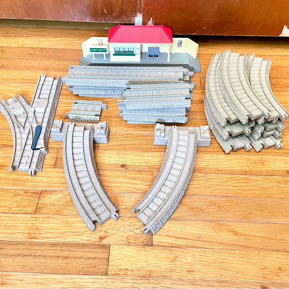 Thomas & Friends Trackmaster Assorted Tracks and Station Lot of 25 Pieces